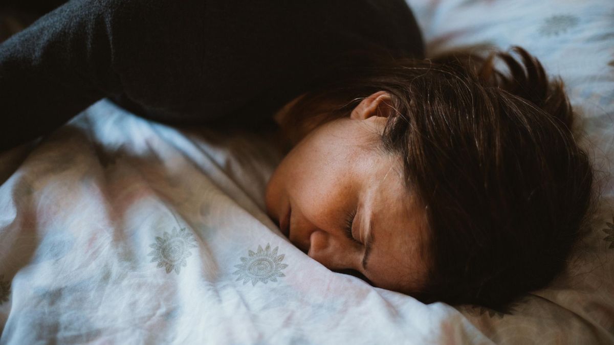 Tak szkodzimy urodzie podczas snu. Nawyki, które warto zmienić