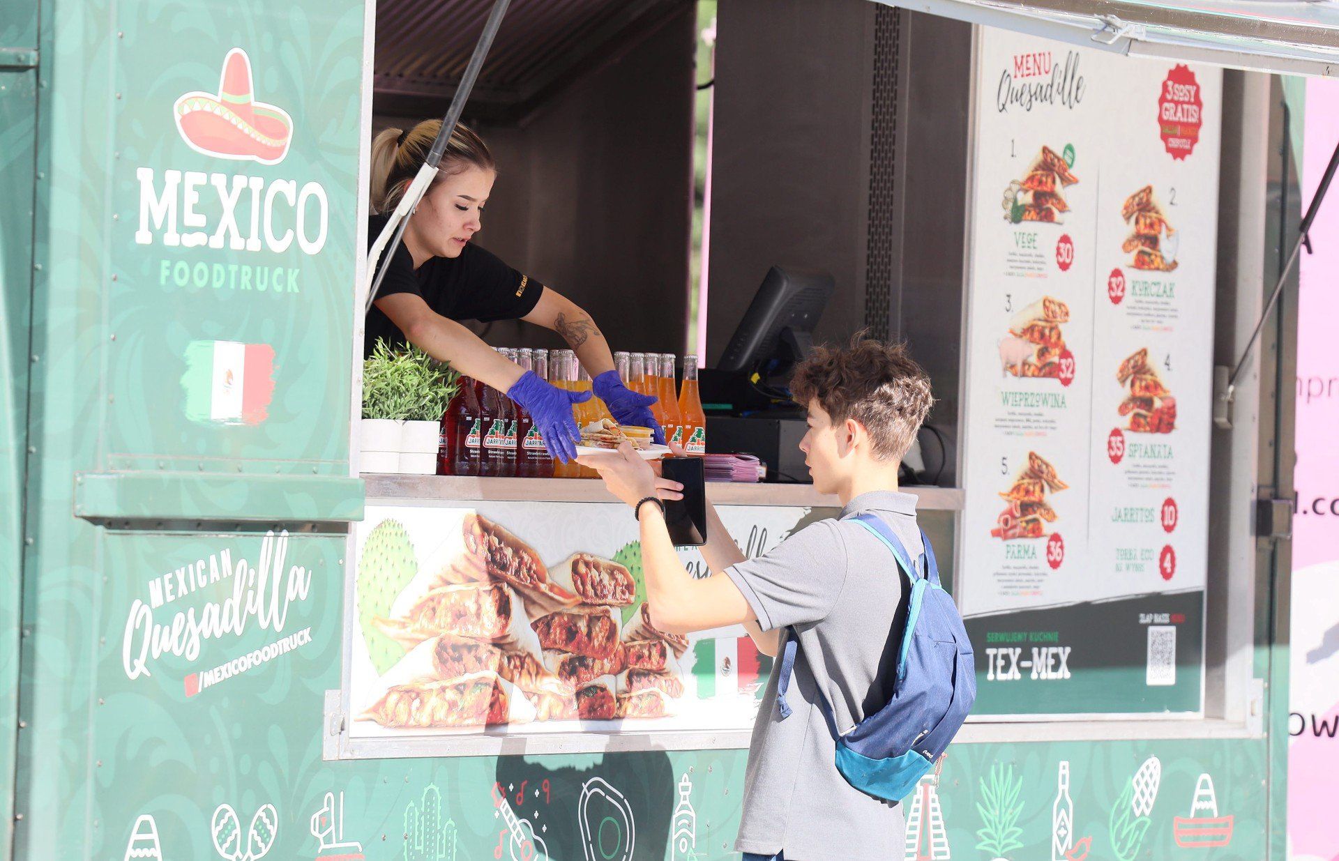 Corn-dogi, pierożki momo, a może słodkie churrosy? Przyjdź i przekonaj się jak smakuje na Żarciowozach pod CSK w Lublinie.