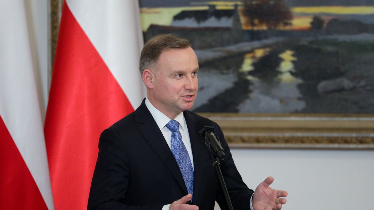 Warszawa, 13.10.2022. Prezydent Andrzej Duda podczas uroczystości w Belwederze w Warszawie, 13 bm. Prezydent powołał Szymona Szynkowskiego vel Sęka na stanowisko ministra ds. Unii Europejskiej. Szynkowski vel Sęk zastąpił na tym stanowisku odwołanego dzień wcześniej Konrada Szymańskiego. (jm) PAP/Paweł Supernak