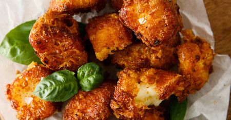 Domowy fast food z halloumi. Wjeżdża do wieczornego filmu jak złoto