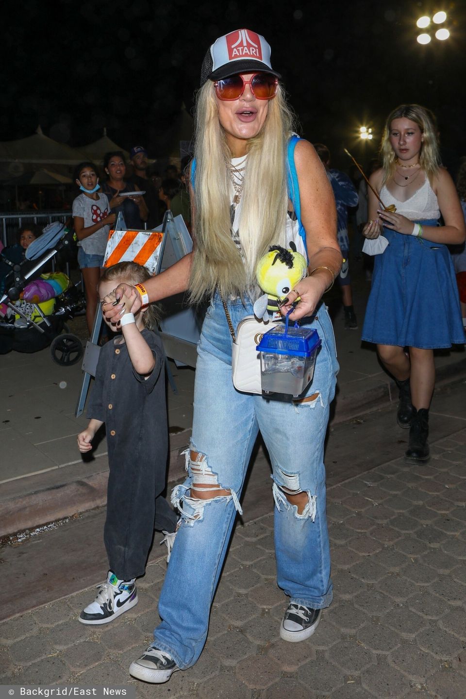 Tori Spelling z dziećmi we wesołym miasteczku