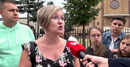 Murem za księdzem. Decyzja biskupa poruszyła Ząbki. "Jest ogromnym wsparciem"
