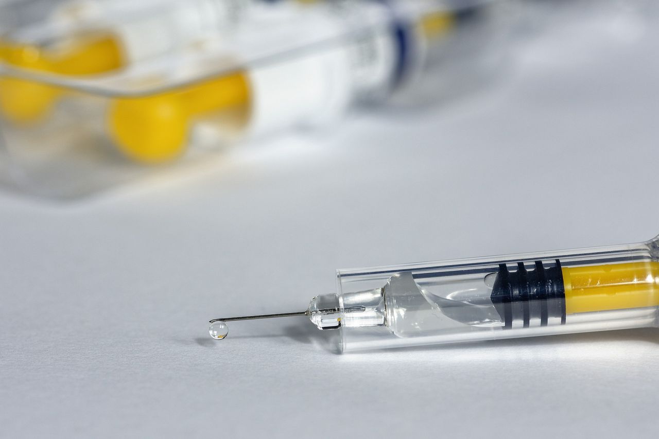 Połączenie szczepionek AstraZeneca i Pfizer zwiększa poziom przeciwciał na koronawirusa