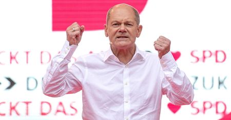 Merkel na pewno odchodzi? Jak Scholz stał się jej "klonem"