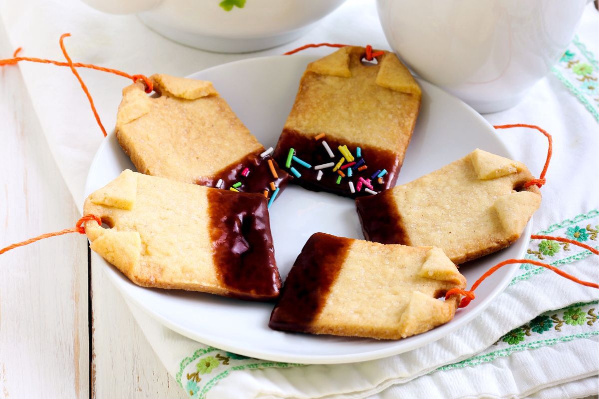 Gingerbread tea bag cookies: A sweet holiday tradition