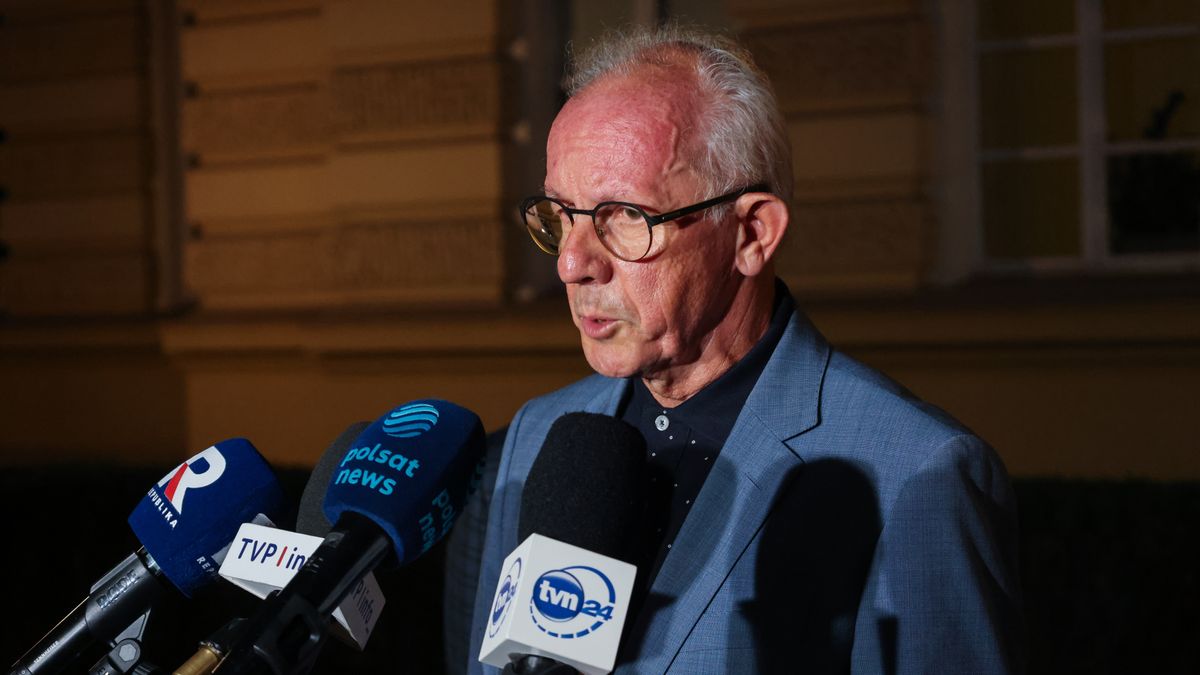 Warszawa, 26.07.2025. Wiceszef MSWiA Wiesław Leśniakiewicz podczas briefingu prasowego ws. sytuacji pogodowej, 26 bm. przed Kancelarią Prezesa Rady Ministrów w Warszawie. Spotkanie odbyło się po zakończeniu sztabu kryzysowego zwołanego przez ministra Marcina Kierwińskiego, w związku z dynamicznie rozwijającą się sytuacją pogodową i napływem niżu genueńskiego nad terytorium Polski. (aldg) PAP/Albert Zawada