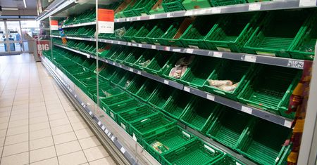 Puste półki w brytyjskich marketach. Kolejne sklepy wprowadzają limity