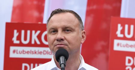 Znieważyła Andrzeja Dudę, wygrała proces. Policja w kropce
