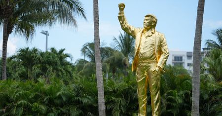 Złota statua Trumpa odsłonięta. "To nie bałwochwalstwo"