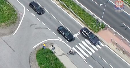 Dron łapał piratów na "zakopiance". Wystarczyły dwie godziny nad przejściem dla pieszych