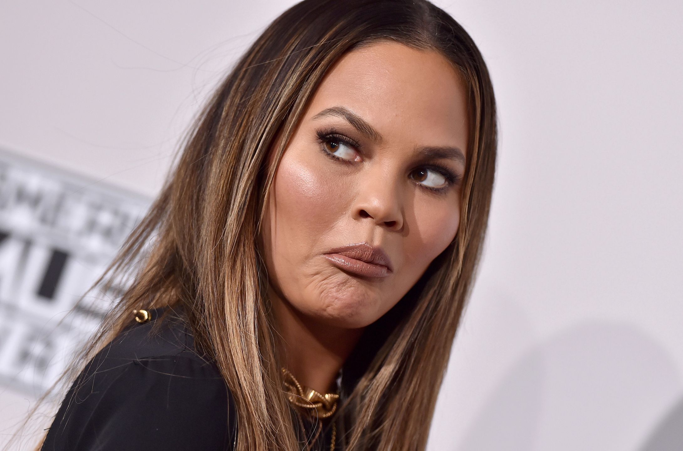 Chrissy Teigen pokazała, jak 2-latek przeszkadza jej w sesji topless