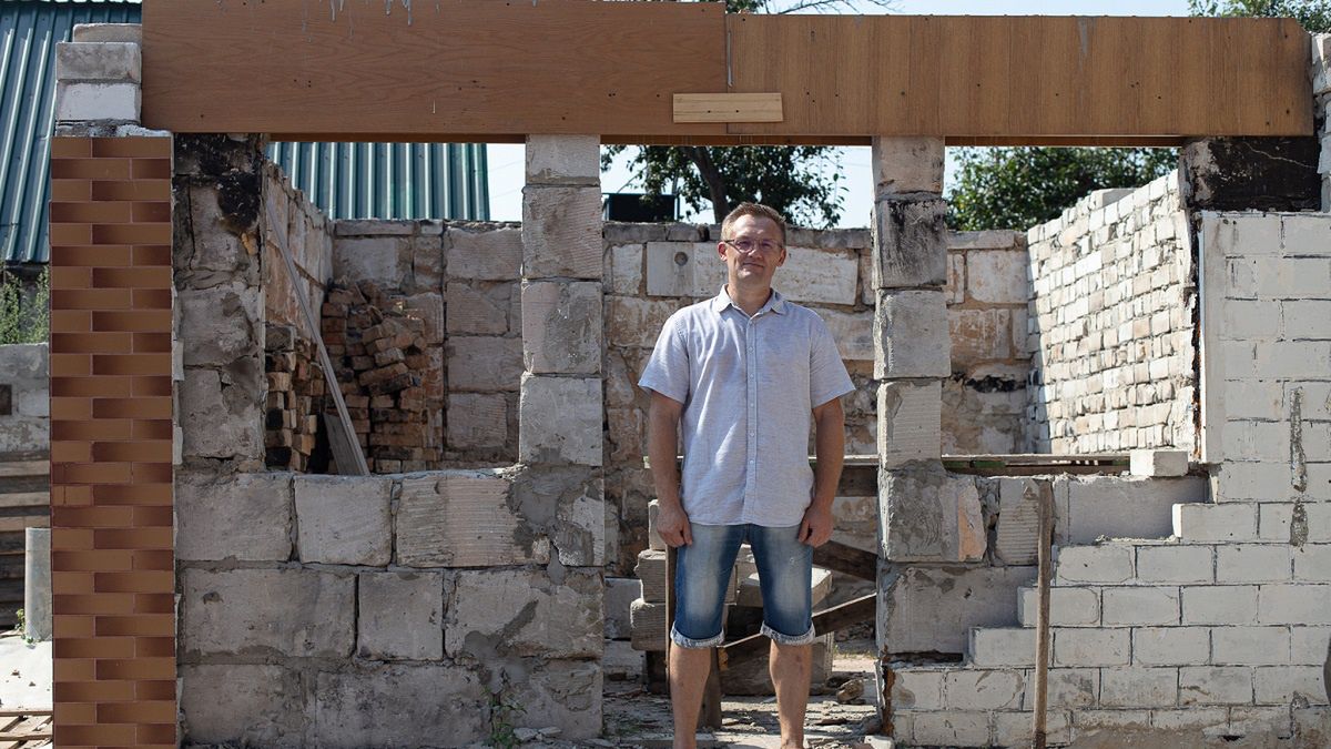 - Dom mojej mamy został całkowicie zniszczony. Nic nie udało się uratować. Jej dom był na samej linii ognia - mówi Vitaliy, syn kobiety, która zamieszka w domu modułowym. 
