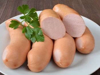 Kiedy wrzucić parówki do wody? Makłowicz ujawnia nagminny błąd