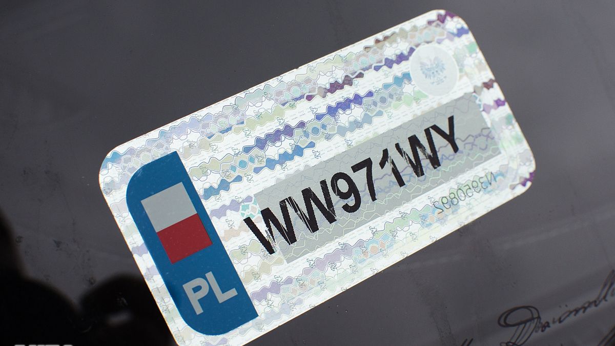 Nalepka rejestracyjna niektórym sprawia sporo kłopotów, dlatego starą zostawiają, a nową naklejają obok