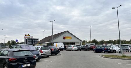 Nowy system na parkingach Biedronki. Sieć wyjaśnia, na czym polega