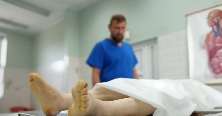 Balsamista zdradza kulisy swojej pracy. "Najgorzej jest z dziećmi"