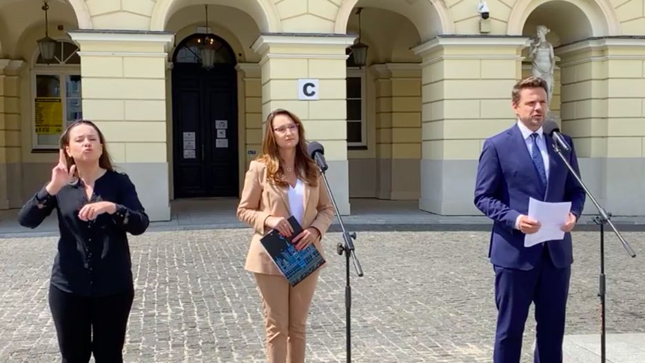 Warszawa. Konferencja prasowa prezydenta Rafała Trzaskowskiego i wiceprezydent Renaty Kaznowskiej. Miasto domaga się po raz kolejny zwrotu Szpitala Południowego