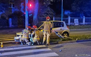Gorzów: Roztrzaskał renault o słup sygnalizatora