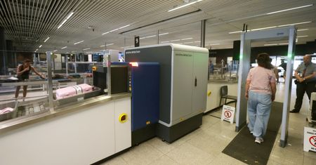 Kobieta wspomniała o bombie. Musiała opuścić lotnisko w Gdańsku