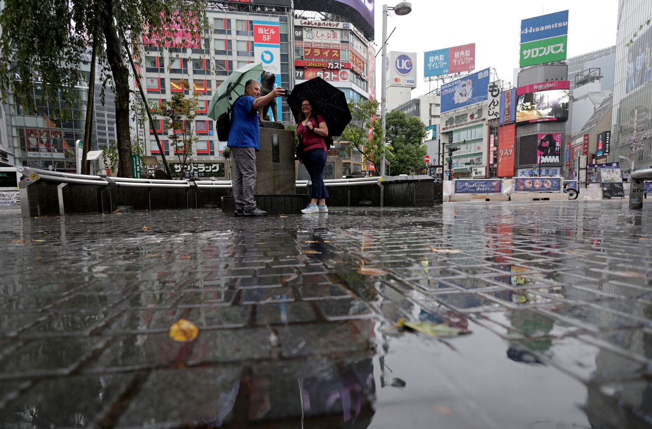 Japonia szykuje się na uderzenie tajfunu. Są pierwsze utrudnienia
