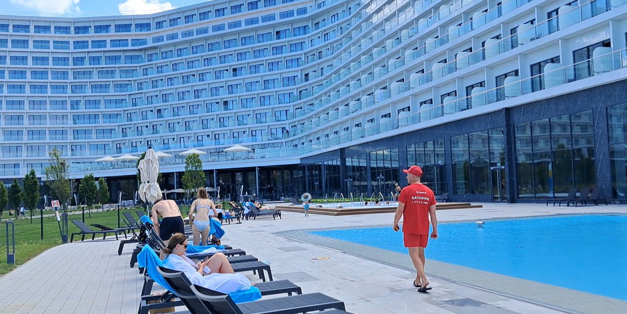 "Zacumował na wybrzeżu". Mówi o gigancie w Pobierowie