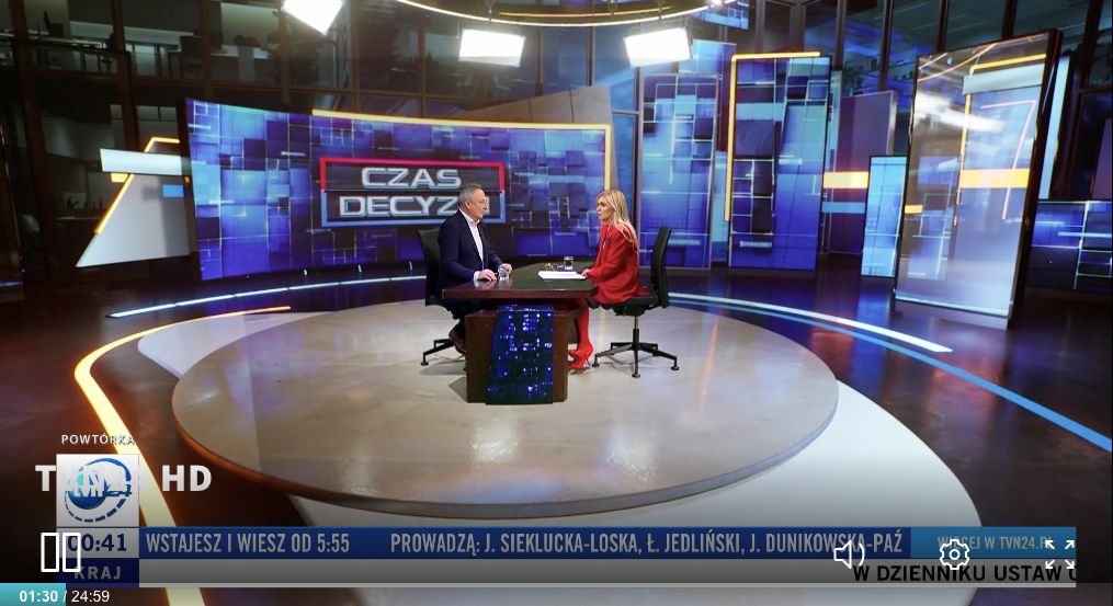 Monika Olejnik w czerwonej stylizacji