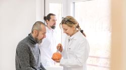 Czyścił uszy patyczkami. Dostał zapalenia mózgu 