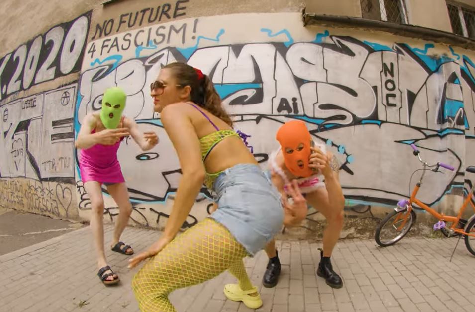 Artyści nawiązują w klipie do Pussy Riot