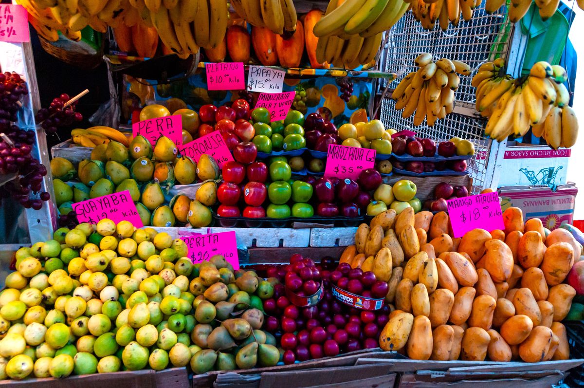 Stragan z owocami w Meksyku