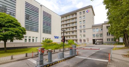 Mandaty i odholowania za nieprawidłowe parkowanie pod szpitalem przy ul. Jaczewskiego w Lublinie. Idą zmiany