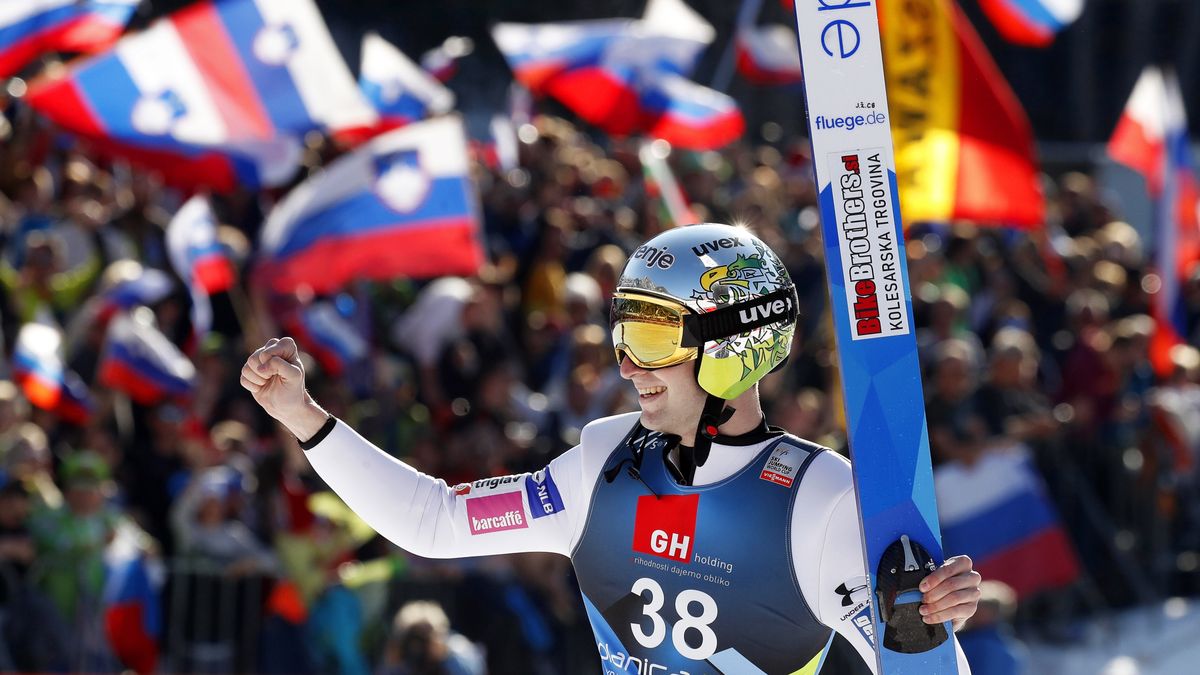 epaselect epa09849176 Ziga Jelar of Slovenia celebrates after winning the Ski Flying Hill Individual competition as part of the FIS Ski Jumping World Cup Finals in Planica, Slovenia, 25 March 2022. EPA/ANTONIO BAT Dostawca: PAP/EPA.
