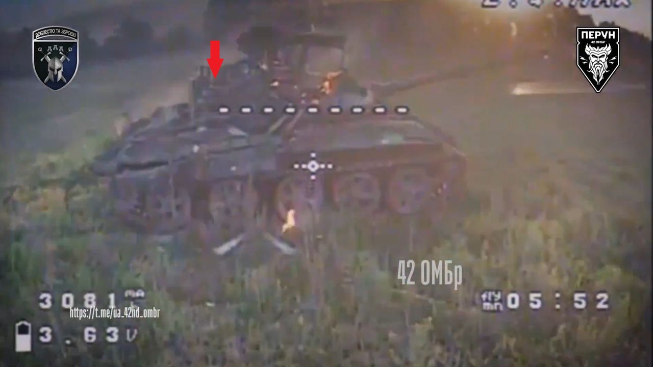 Czołg T-62M toż przed uderzeniem ukraińskiego drona FPV.