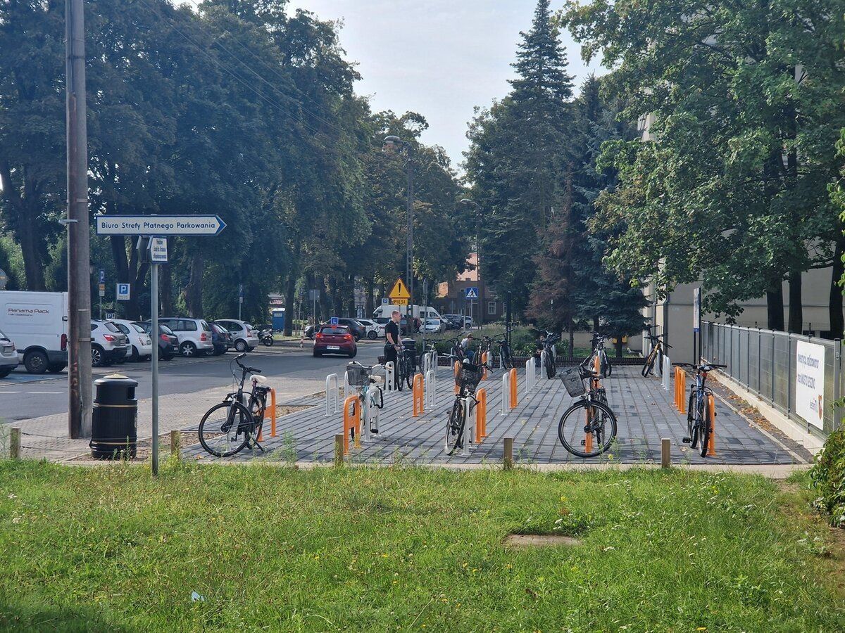 Przy ul. Kurpińskiego w Lesznie powstał duży parking dla rowerów. Przygotowano 46 stojaki rowerowee