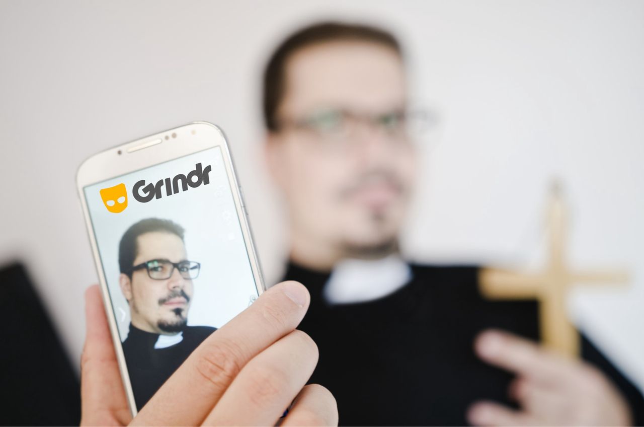 Grindr sprzedawał dane o użytkownikach. Aplikacja dla gejów mogła wydać księdza - Ksiądz miał zostać namierzony w aplikacji dla gejów.