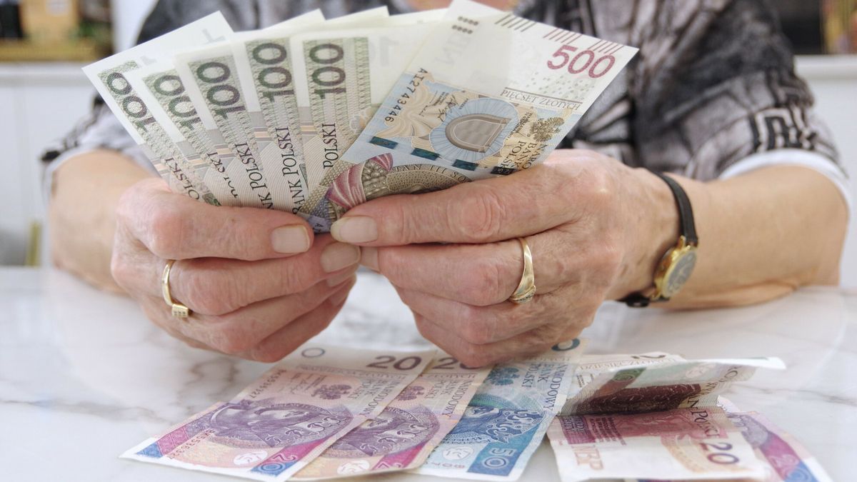 Stock Marek Bazak
Fot. Zofia i Marek Bazak/East News,
N/z liczenie domowego budzetu - problemy finansowe w roku 2023.
ZOFIA BAZAK