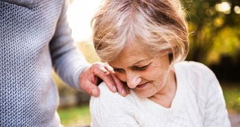 To mogą być wczesne sygnały alzheimera. Nie zawsze chodzi o zapominanie