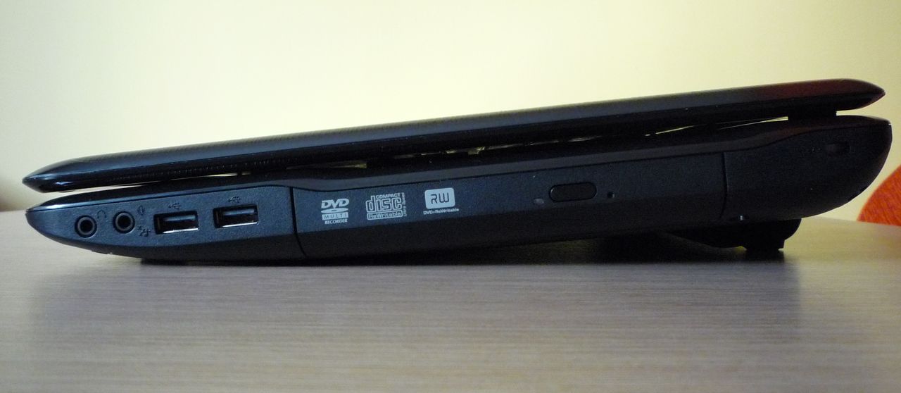 Toshiba Qosmio X770 - ścianka prawa (2 x audio, 2 x USB 2.0, DVD, Kensington Lock)