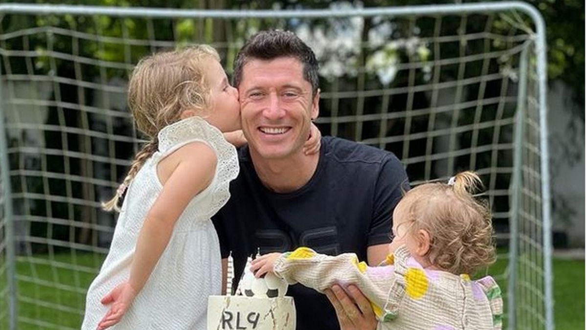 Robert Lewandowski z córkami.
