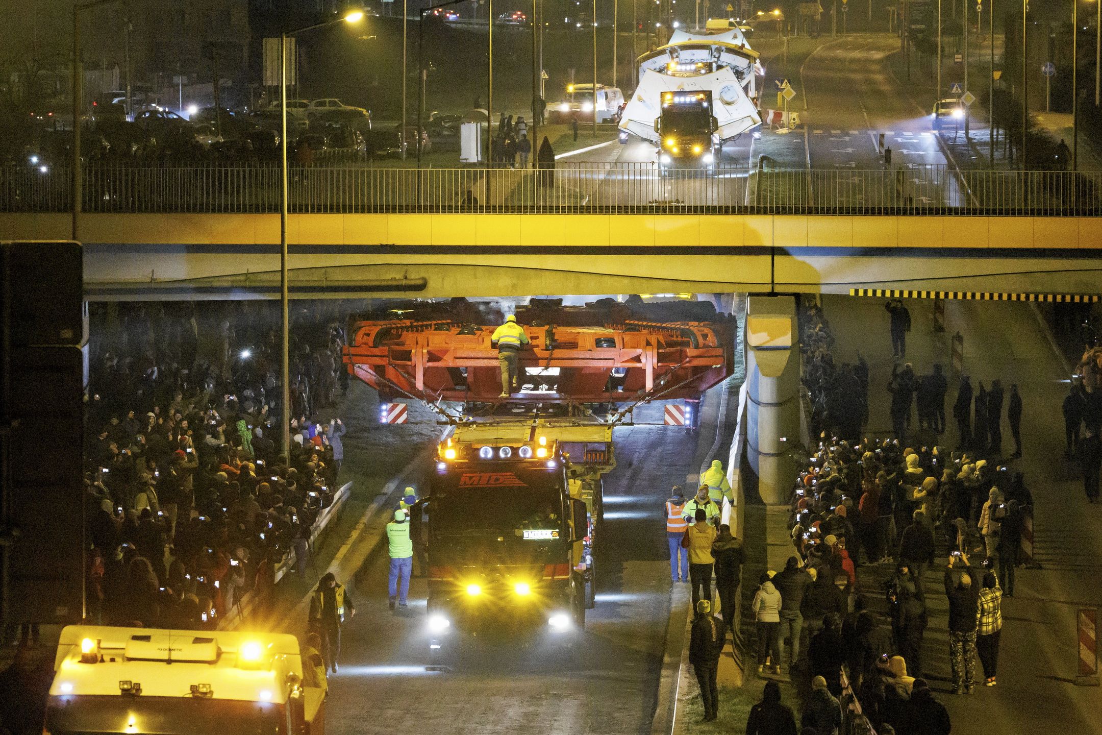 Konwoj z elementami maszyny TBM28.11.2022 Rzeszow , ulica 9 Dywizji Piechoty . Konwoj z elementami maszyny TBM ( maszyna drazaca tunel ), ktora wydrazy tunel w ramach budowy odcinka drogi ekspresowej S19 Rzeszow Poludnie - Babica .Fot. Patryk Ogorzalek / Agencja Wyborcza.plFot. Patryk Ogorzalek / Agencja Wyborcza.plS19, ciezarowka, drazenie tunelu, droga, gabaryt, maszyna, tarca, tbm, transport, transport specjalny, tunel