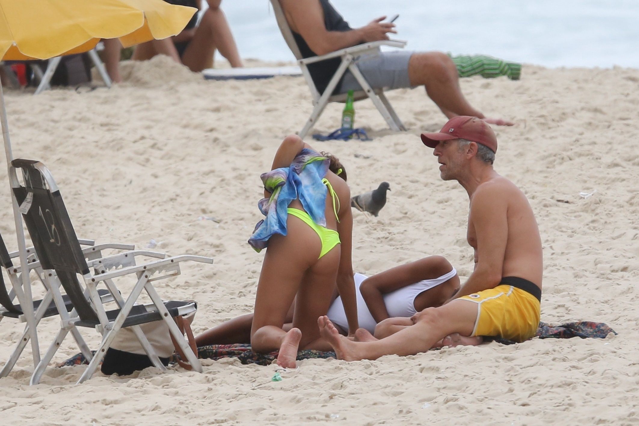 Vincent Cassel z żoną Tiną na plaży w Brazylii