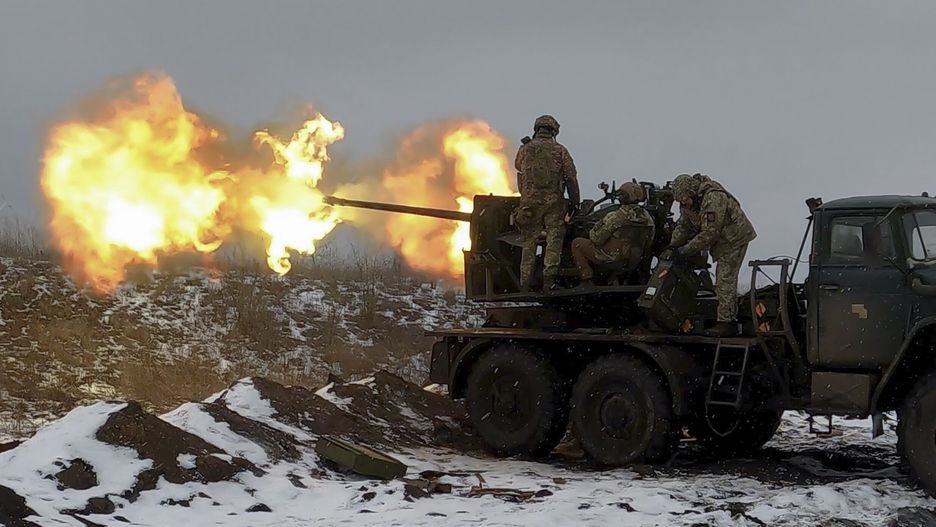 Ukrainian soldiers fire an anti-aircraft gun at a position near Bakhmut, Donetsk region, eastern Ukraine, 04 February 2023, amid Russia's invasion. Ukrainian servicemen have mounted a Soviet-era S-60 anti-aircraft gun on a truck for better mobility and fighting performance. The front-line city of Bakhmut, a key target for Russian forces, has seen heavy fighting for months. Russian troops on 24 February 2022, entered Ukrainian territory, starting a conflict that has provoked destruction and a humanitarian crisis. EPA/SERGEY SHESTAK Dostawca: PAP/EPA.