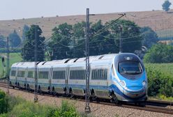 Wypadek z koparką i niewłaściwe tory. Kolejne problemy na torach