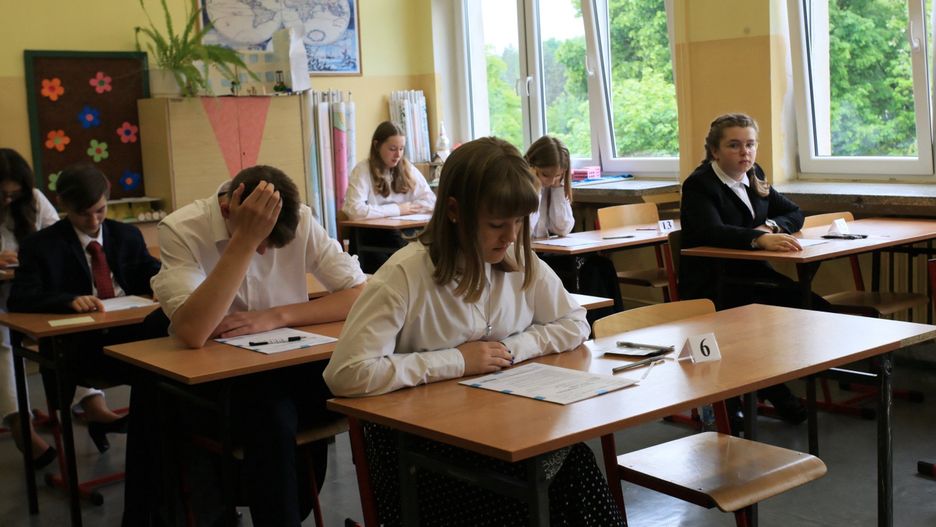 Uczniowie przed egzaminem ósmoklasisty w Szkole Podstawowej nr 21 im. Orląt Lwowskich w Gorzowie Wielkopolskim. Ponad pół miliona uczniów VIII klas szkół podstawowych rozpoczęło egzamin ósmoklasisty od testu z języka polskiego