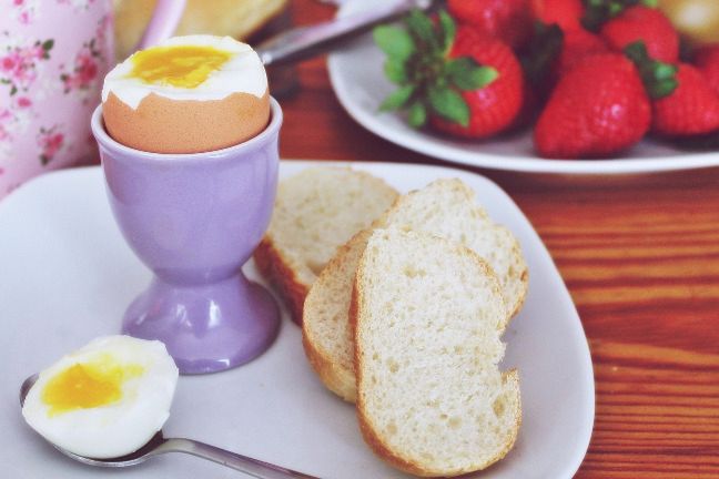 Jeśli wybierasz się na poranny trening, zrezygnuj z jajek na śniadanie, które mają mało węglowodanów i nie dadzą ci energii do ćwiczeń