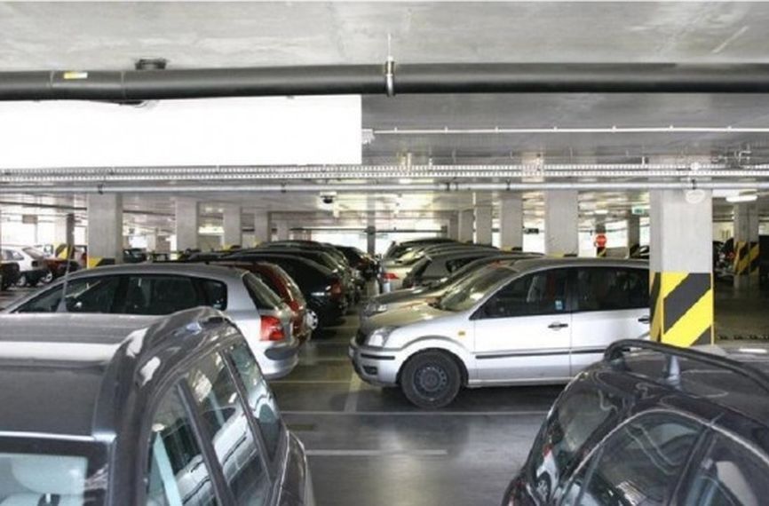 800 rodzin mogłoby dostać mieszkania komunalne. Zamiast tego miasto buduje parkingi