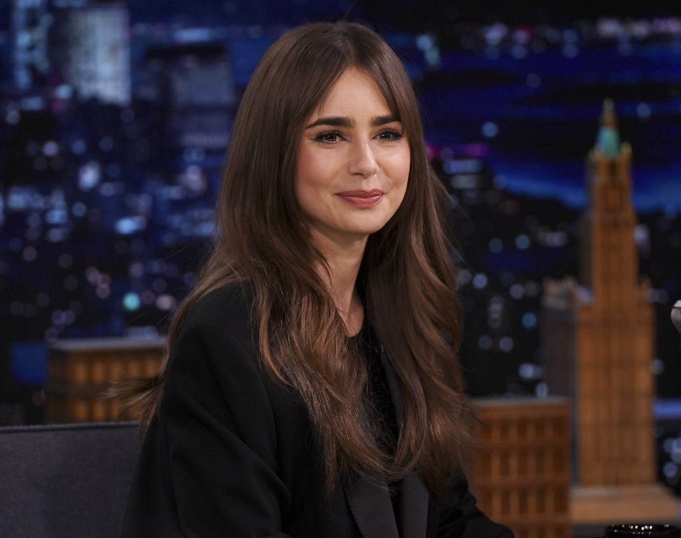 Lilly Collins z grzywką na boki