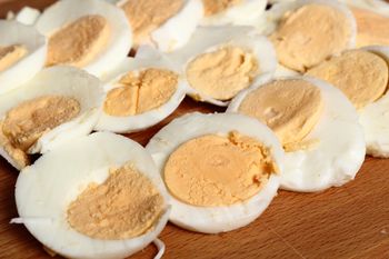 Wielu Polaków zaczyna dzień od takich jajek. Jakie są skutki dla organizmu?