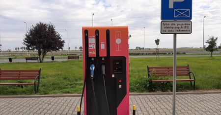 Nowe stacje ładowania na autostradach i ekspresówkach. GDDKiA ogłasza przetarg
