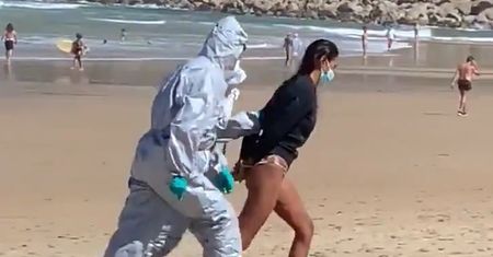 Dramatyczne sceny na plaży. Zatrzymali młodą kobietę