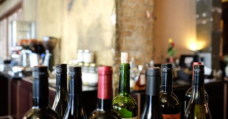 Przelewali tanie wino do eleganckich butelek. Tysiące dały się nabrać
